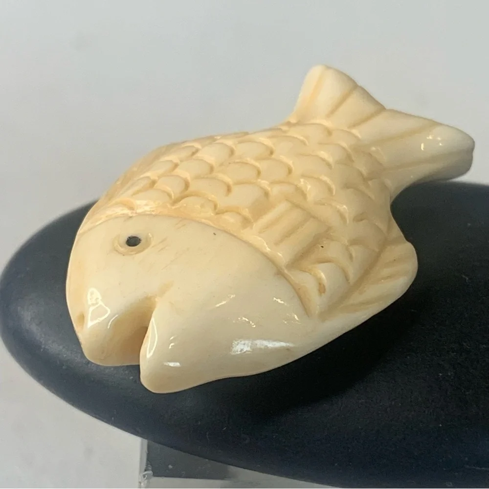 Vintage Natural Bone Carved Fish Fetish Bead Drilled Swimming Tropical Fish 1.5